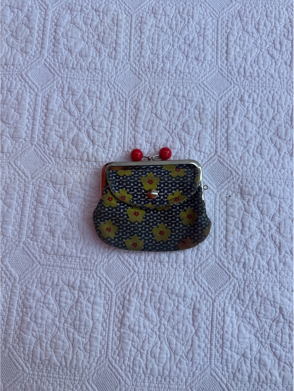 Vintage Floral Pattern Coin Purse with Red Clasp Closure